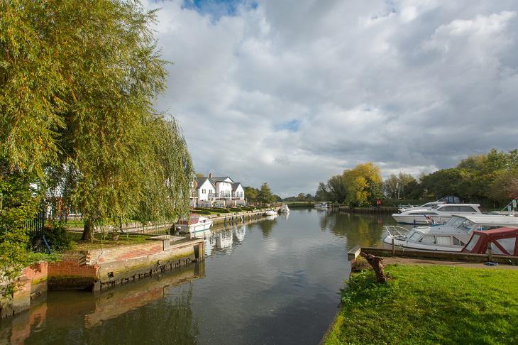 The river Chet in Loddon