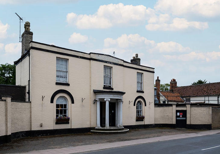 Park Hotel Diss: Cream colour double fronted building, with white pillars at the entrance