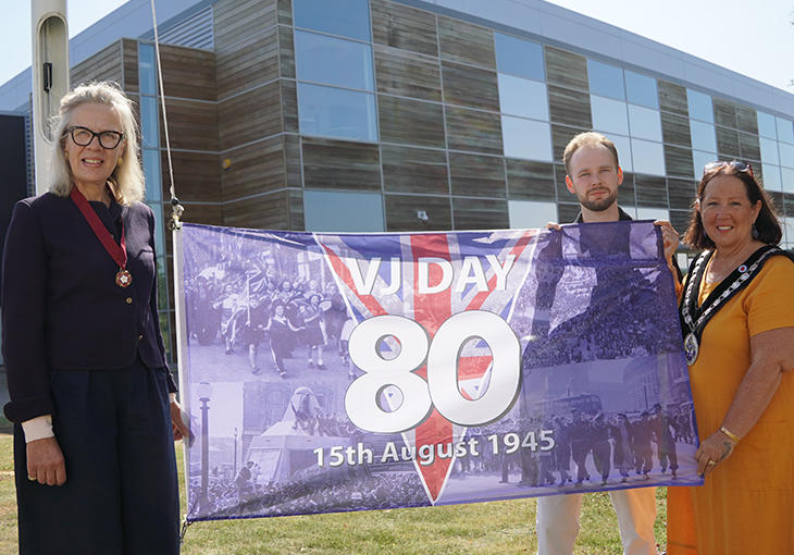 Councillors at the Horizon Building commemorating VJ Day